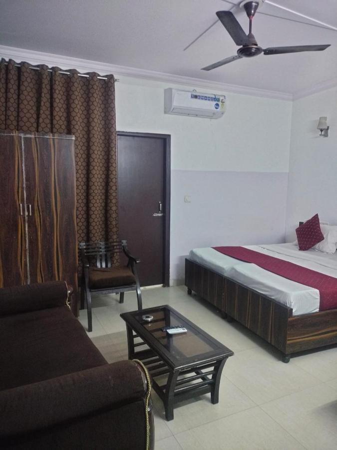 Galaxy Plaza Near Igi Airport Dehli 3*